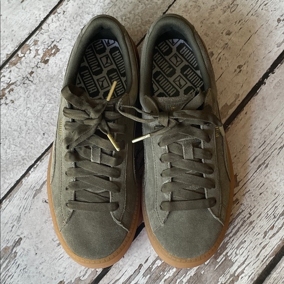 Puma Suede Sneakers - Sz 8.5 - Picture 1 of 11